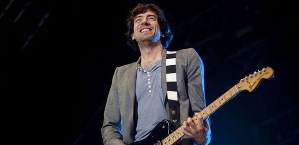 O vocalista e guitarrista Gary Lightbody sorri para o público no início da apresentação do Snow Patrol no Festival Natura Nós na Chácara do Jockey, em São Paulo (16/10/2010)