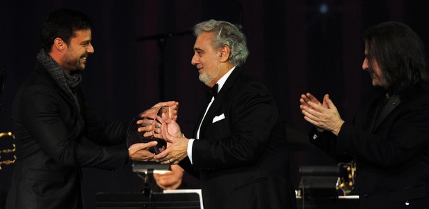 Plácido Domingo (centro) recebe troféu de Personalidade do Ano das mãos do cantor Ricky Martin em evento em Las Vegas (10/11/2010)