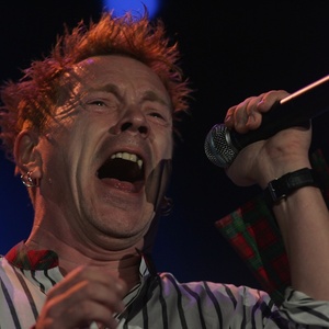John Lydon, vocalista do Sex Pistols, em show da banda na Inglaterra em 2008