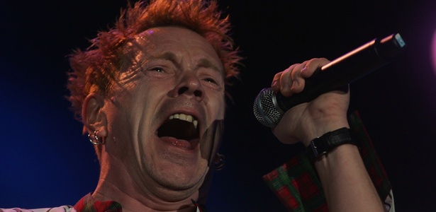 John Lydon em show do Sex Pistols na Inglaterra, em 2008. Leilão virtual arrecada US$ 20 mil por vinil com a música "God Save the Queen" - Getty Images