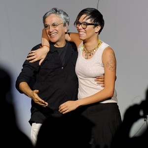Caetano Veloso e Maria Gadú se abraçam em apresentação no Via Funchal, em São Paulo (24/11/2010) - Stephan Solon/Via Funchal
