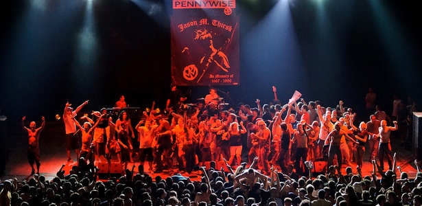 Público invade palco no show do Pennywise no Via Funchal, em São Paulo (03/12/2010) - Stephan Solon/Divulgação