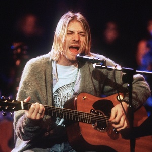 Kurt Cobain em gravação do "MTV Unplugged" do grupo Nirvana, em Nova York (18/11/1993)