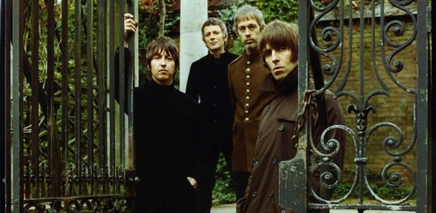 Gem Archer, à esquerda, também fez parte do Oasis. Na foto, o guitarrista posa com a banda Beady Eye - Divulgação