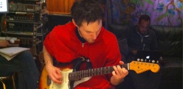 O guitarrista Josh klinghoffer em estúdio durante gravação de disco do Red Hot Chili Peppers (17/01/2011) - Reprodução/Twitter