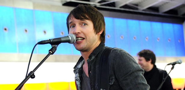 O músico britânico James Blunt durante apresentação no aeroporto JFK, em Nova York (18/01/2011) - Getty Images