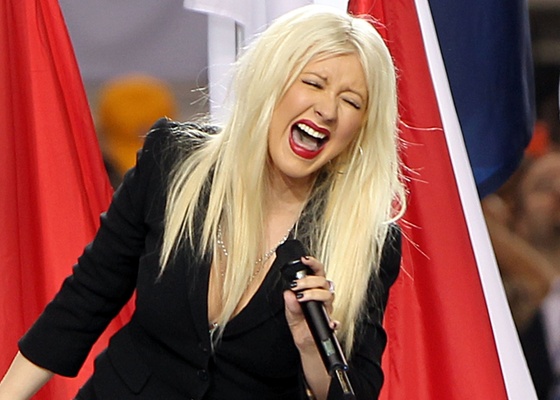 Christina Aguilera canta o hino norte-americano no Super Bowl, em Dallas (06/02/2011)