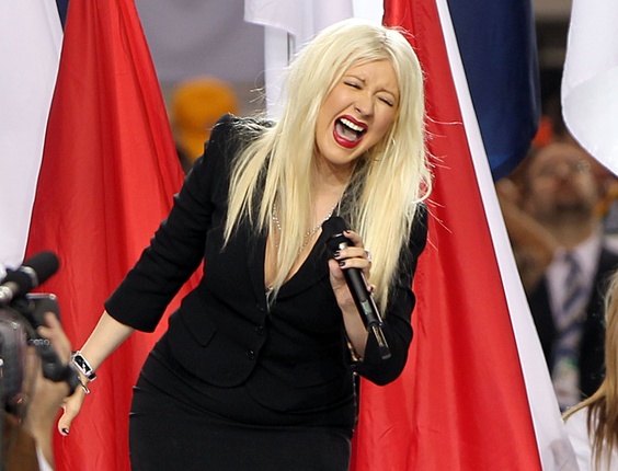 Christina Aguilera canta o hino norte-americano no Super Bowl, em Dallas (06/02/2011)