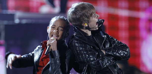 Jaden Smith e Justin Bieber cantam a música "Never Say Never" no Grammy, em Los Angeles (13/02/2011)
