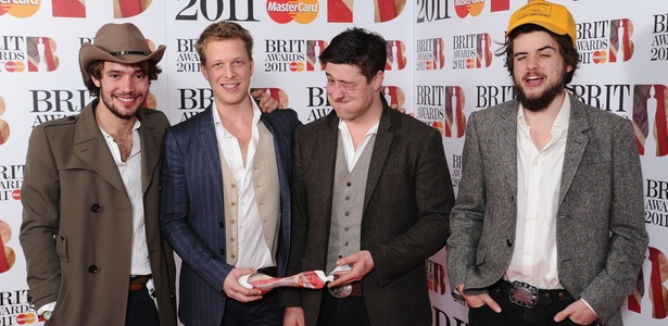Os integrantes da banda Mumford & Sons posam com prêmio de disco do ano do Brit Awards 2011, na 02 Arena, em Londres (15/02/2011) - Getty Images