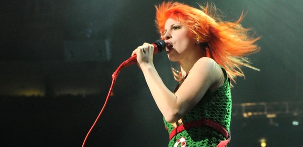 Hayley Williams durante show do Paramore no evento Z100"s Jingle Ball, no Madison Square Garden, em Nova York (10/12/2010) - Getty Images