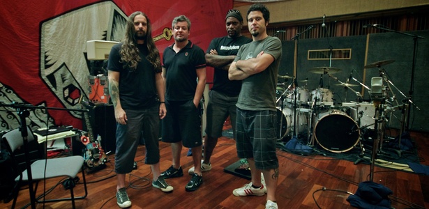 Os integrantes do Sepultura: Andreas Kisser, Paulo Jr, Derrick Green e Jean Dolabella em gravação do álbum "Kairos" (2011) - Estevam Romera/Divulgação