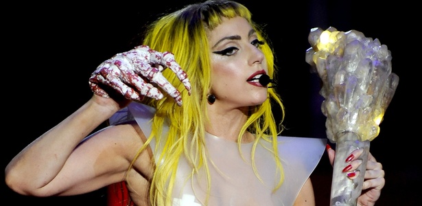 Lady Gaga usa luva de monstro em show da turnê "Monster Ball" em Oakland, Califórnia (22/03/2011) - Getty Images