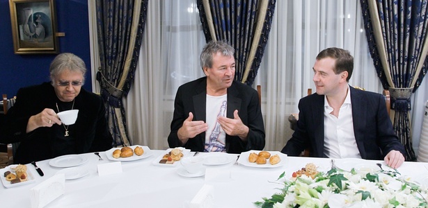 Os músicos do Deep Purple Ian Paice e Ian Gillan em encontro com o presidente russo Dmitry Medvedev (dir.), em Moscou (23/03/2011)