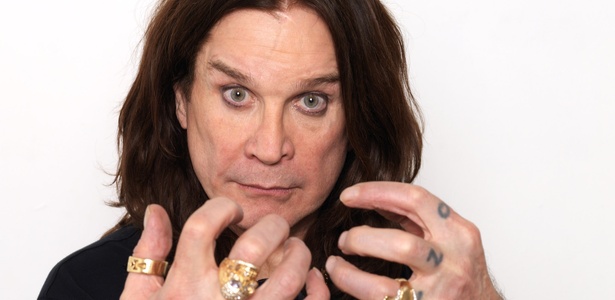 Ozzy Osbourne posa para foto de divulgação em Londres (07/05/2010) - Getty Images