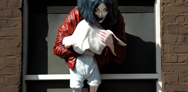 Estátua chamada "Madonna and Child", de Michael Jackson segurando seu filho na janela, em Londres (04/06/2011) - AFP