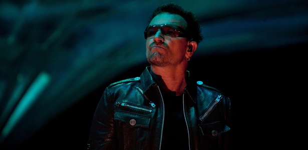 Bono no primeiro dos três shows do U2 em São Paulo para mostrar a turnê "360º" (09/04/2011)