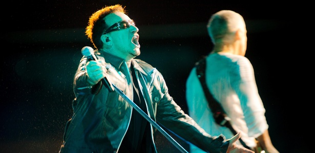 Bono e Adam Clayton em show do U2 em São Paulo (09/04/2011)