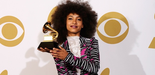 Esperanza Spalding posa para foto com o prêmio de artista revelação no Grammy 2011, em Los Angeles (13/02/2011) - Getty Images