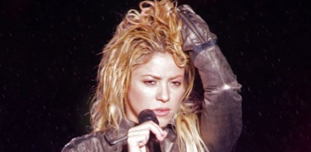 Shakira faz show sob chuva na Romênia (07/05/2011)
