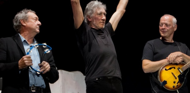 Nick Mason, Roger Waters e David Gilmour dividem o palco durante show que reuniu os integrantes remanescentes do Pink Floyd na O2 Arena, em Londres (12/05/2011) - Reuters