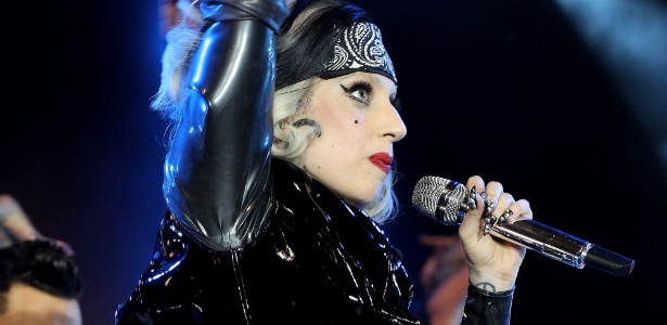Lady Gaga aparece com barriga de grávida em show da Radio 1, na Inglaterra (15/5/2011)