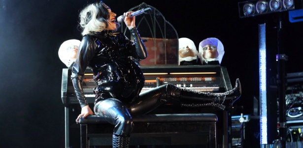 Lady Gaga aparece com barriga de grávida em show da Radio 1 em Carlisle, na Inglaterra (15/05/2011)