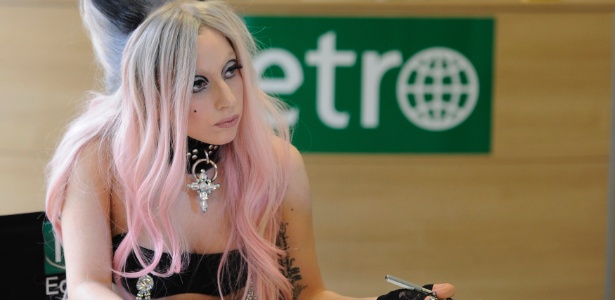 Lady Gaga assume papel de editora convidada na redação londrina do jornal gratuito internacional "Metro" (16/05/2011)