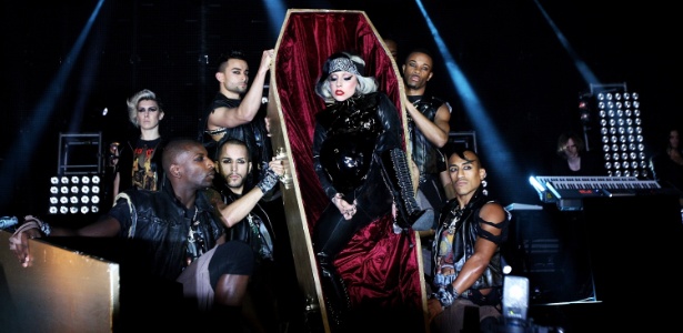 Lady Gaga sai de caixão com barriga de grávida em show da Radio 1 em Carlisle, na Inglaterra (15/05/2011) - Getty Images