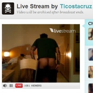 Tico Santa Cruz, do Detonautas, abaixa as calças durante transmissão via Twitcam (20/05/2011) - Reprodução/Twitter
