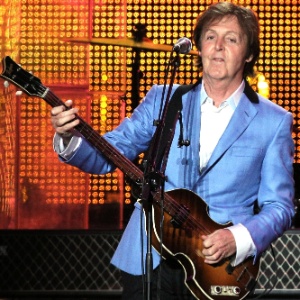 Paul McCartney durante sua primeira apresentação no Rio de Janeiro, no Estádio João Havelange, pela turnê "Up and Coming Tour" (22/05/2011)