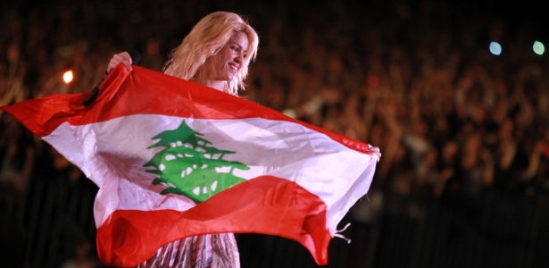 Shakira segura bandeira do Líbano durante show na cidade de Beirute (26/05/2011)