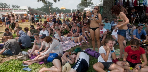 Público aproveita dia de sol no festival Bonnaroo em Manchester, no estado do Tennessee (9/6/2011) - AP Photo/Dave Martin