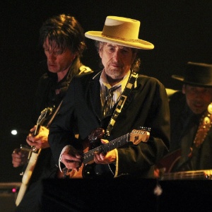 Bob Dylan toca guitarra durante apresentação no festival London Feis no Finsbury Park, em Londres (19/06/2011) - AFP