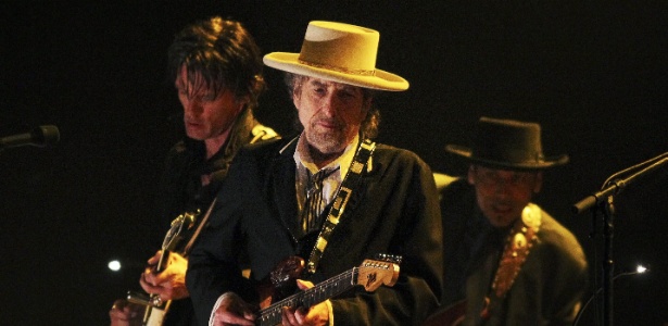 Bob Dylan toca guitarra durante apresentação no festival London Feis no Finsbury Park, em Londres (19/06/2011) - AFP