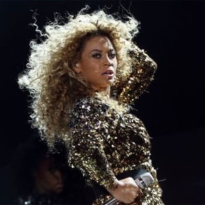 Com roupa dourada, Beyoncé se apresenta no festival Glastonbury, na Inglaterra (26/6/2011) - Adrian Dennis/AFP