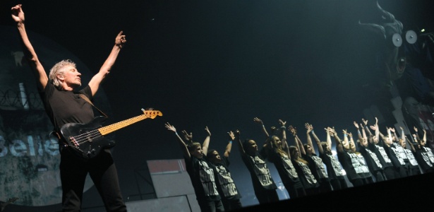 Roger Waters, um dos fundadores do Pink Floyd, durante a turnê "The Wall" em Berlim, na Alemanha (15/06/2011) - AFP PHOTO / BRITTA PEDERSEN