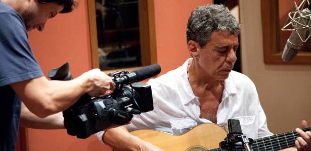 Chico Buarque toca violão e canta durante gravação do disco "Chico" (2011) - Mario Canivello/Divulgação