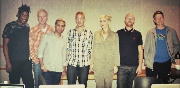 Os integrantes da banda No Doubt com os produtores Switch e Diplo, que formam o Major Lazer, em estúdio (20/07/2011) - Twitter/Reprodução