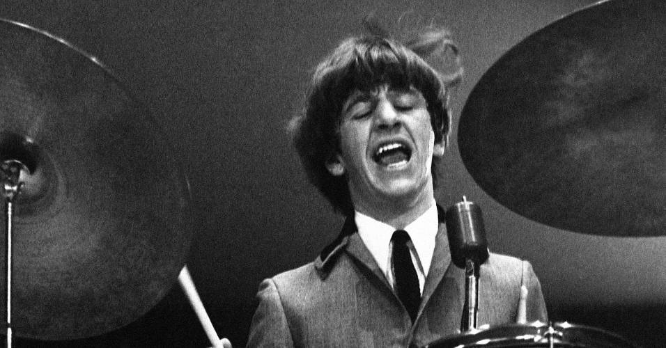 Ringo Starr toca bateria em show dos Beatles em 1964, em imagem registrada pelo fotógrafo Mike Mitchell (11/02/1964)