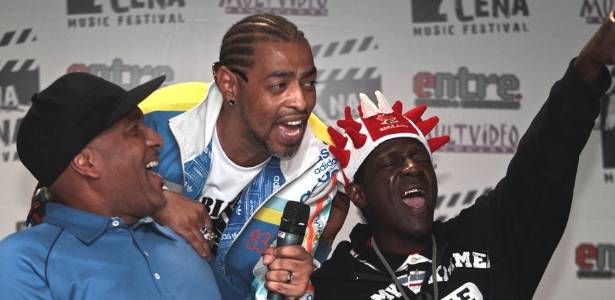 Davy DMX, Thaíde e Flavor Flav do Public Enemy cantam durante entrevista coletiva do Black na Cena, em São Paulo (22/7/2011) - Shin Shikuma/UOL