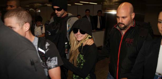 Avril Lavigne chega ao aeroporto de Guarulhos, em São Paulo, após mais de 20h horas sem poder embarcar em Buenos Aires (27/07/2011) - AgNews