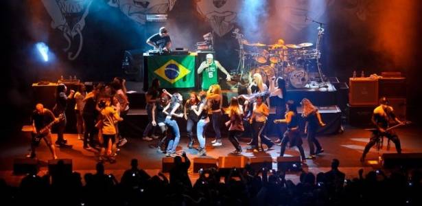 Fred Durst canta com fãs no palco em São Paulo (27/7/2011) - Stephan Solon/Via Funchal