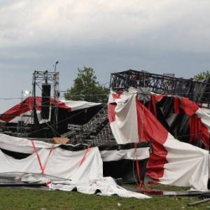 Palco do festival Pukkelpop, na Bélgica, destruído por conta de uma forte tempestade (18/08/2011)