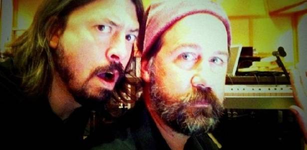 Dave Grohl e Krist Novoselic posam para foto durante gravação do novo álbum do Foo Fighters  - Reprodução/Twitter 