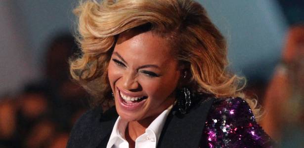 Grávida, Beyoncé se apresenta no VMA de  2011, em Los Angeles (28/09/2011) - Reuters