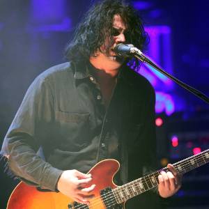 O vocalista do Black Rebel Motorcycle Club, Peter Hayes, toca durante show em festa pré-Oscar em Hollywood (23/2/2011) - Jesse Grant/Getty Images