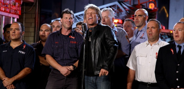 Jon Bon Jovi (centro) em gravação de especial em homenagem aos bombeiros que atuaram no 11 de setrembro (07/09/2011) - AP