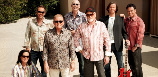 Os integrantes do Beach Boys: John Cowsill, Christian Love, Bruce Johnston, Randell Kirsch, Mike Love, Scott Totten e Tim Bonhomme