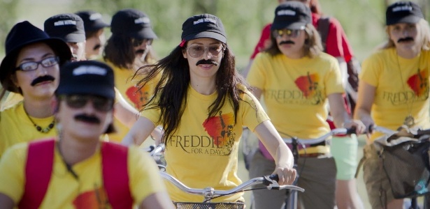 Fãs de Freddie Mercury fazem passeata com bigodes em homenagem ao cantor (11/9/2011) - AP Photo/Vadim Ghirda